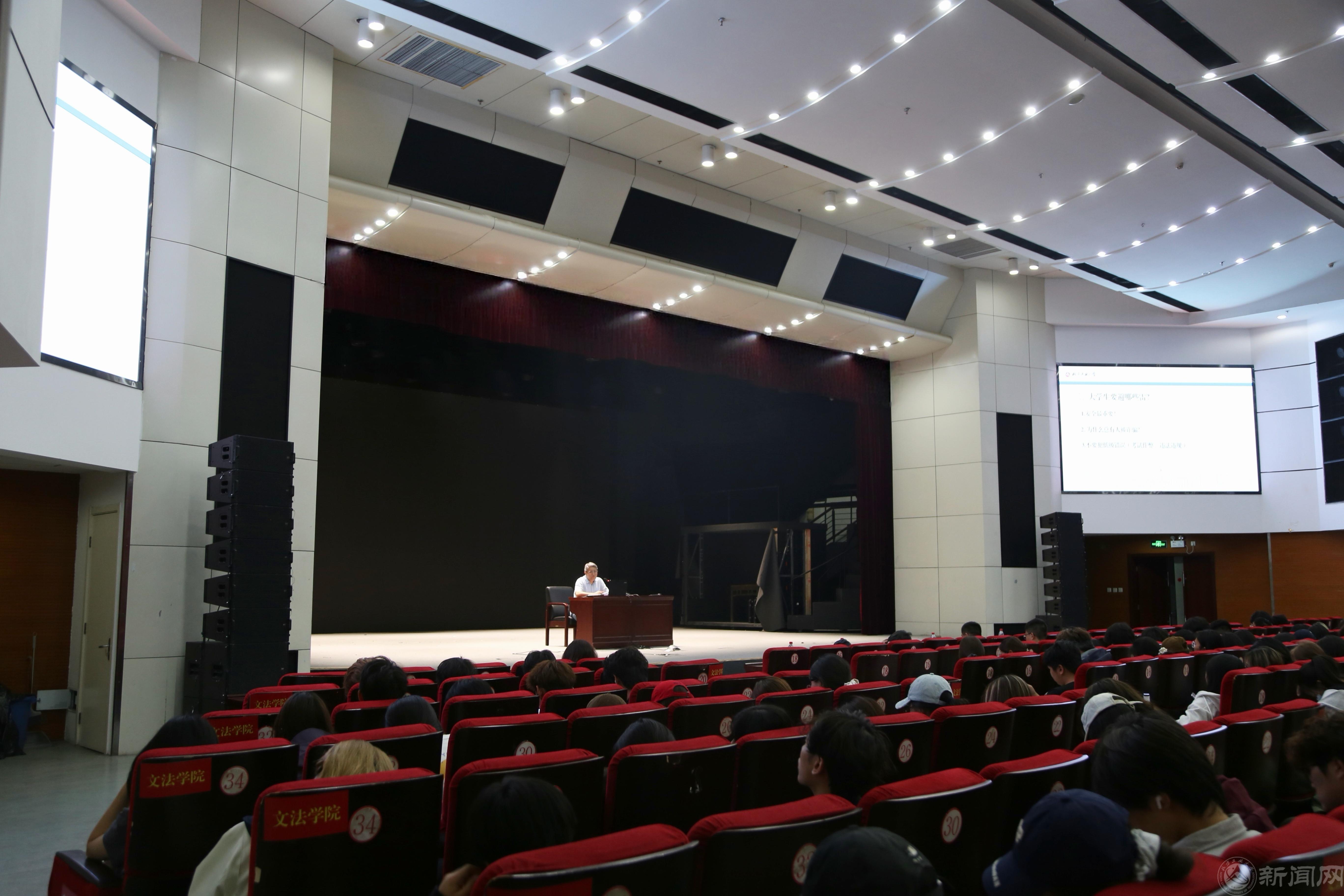 建筑与艺术学院召开2026级新生学风建设大会.jpg