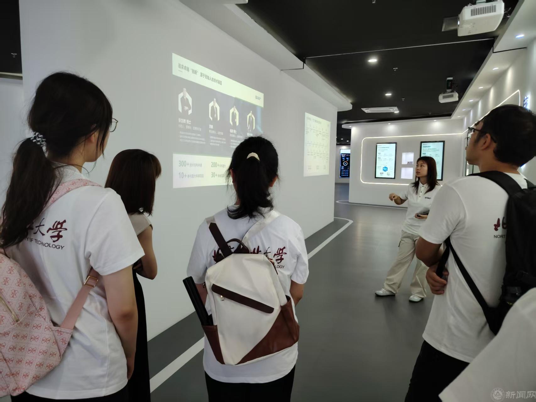 展厅参观2.jpg 展厅参观2.jpg